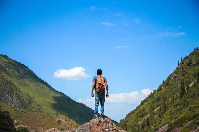 trekking -pilgrimage - man on top of the mountain - wandelaar op uitkijk in de bergen